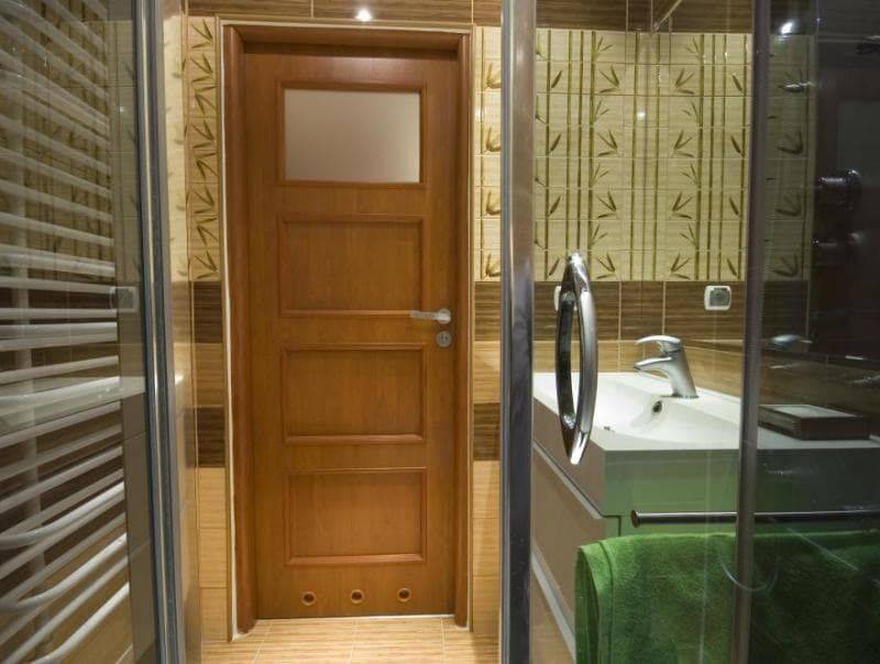 Как выбрать двери для ванной и туалета: 5 основных нюансов | дневники ремонта obustroeno.club