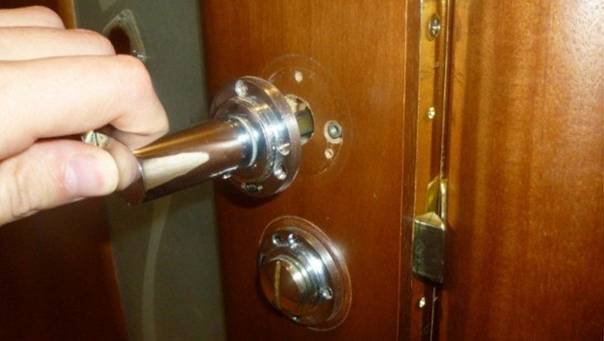 Ремонт защелки межкомнатной двери: как своими руками починить ручку и пружины на ней, как поменять замок и устранить другие виды поломок?