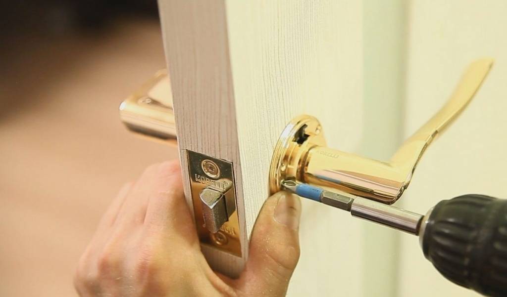 Установка защелки в межкомнатную дверь своими руками: как врезать механизм
