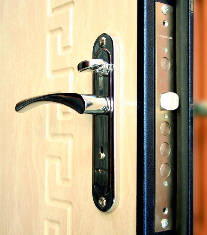 Ремонтируем дверную ручку входной металлической двери