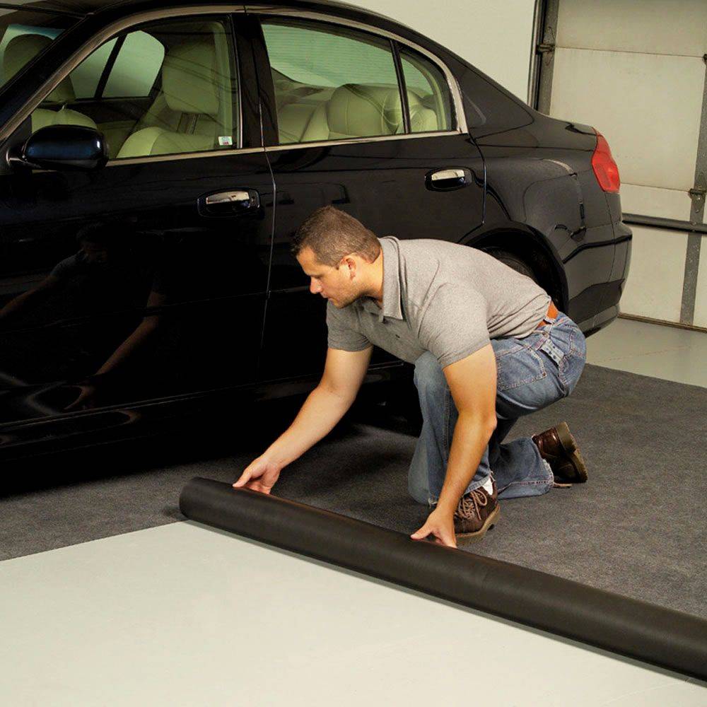 Как выбрать прочные резиновые полы для гаража — плитка или рулонное покрытие?