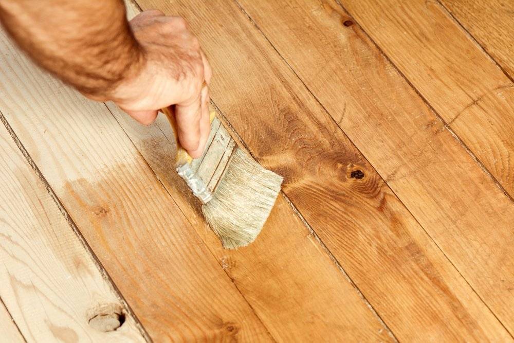 Чем покрыть деревянный пол в доме - виды, особенности материалов
