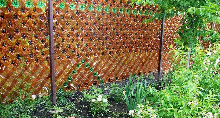 Забор из пластиковых бутылок для дачи (35 фото): виды. особенности мини-заборов, оград на проволоке, из пластикового полотна, заборов-стеллажей и капитальных заборов | дача сад огород