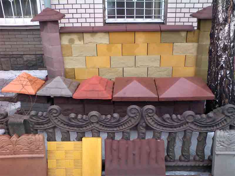 Колпаки на столбы для забора из кирпича, методы крепления
