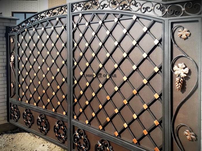 Забор из металлической решетки — особенности монтажа