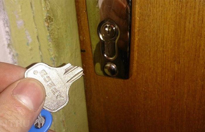 Как можно открыть без ключа замок входной двери