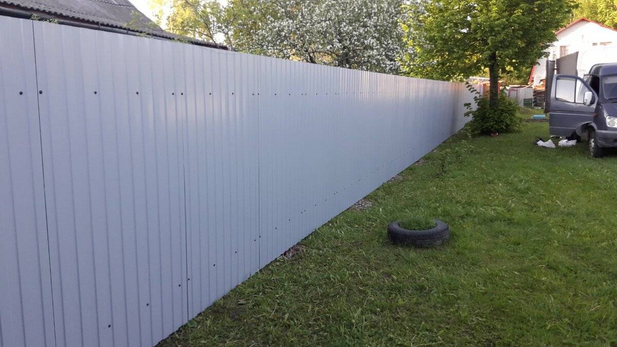 Забор между соседями: нормы высоты и расстояний, согласование, что можно и что нельзя