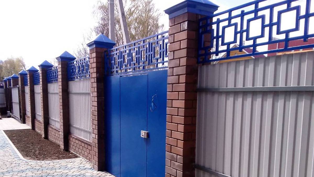 Забор из кирпича и профнастила своими руками: выбор материалов, 14 фото