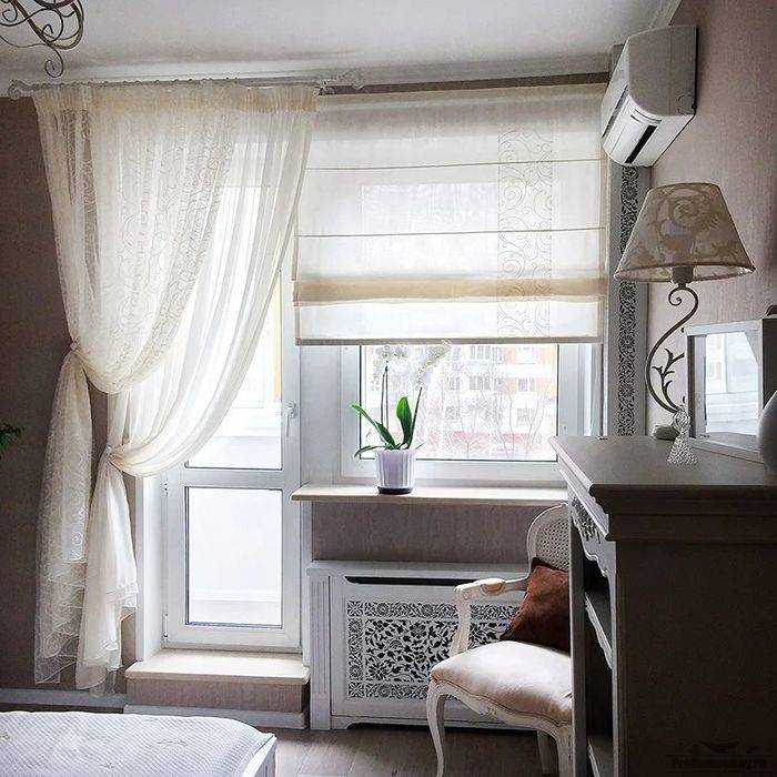 Современные варианты штор на окно в гостиную с балконной дверью