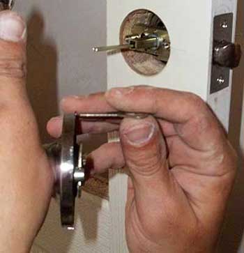 Как правильно снять дверную ручку межкомнатной двери