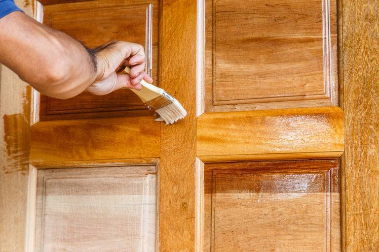 Как реставрировать дверь своими руками: реставрация и покраска