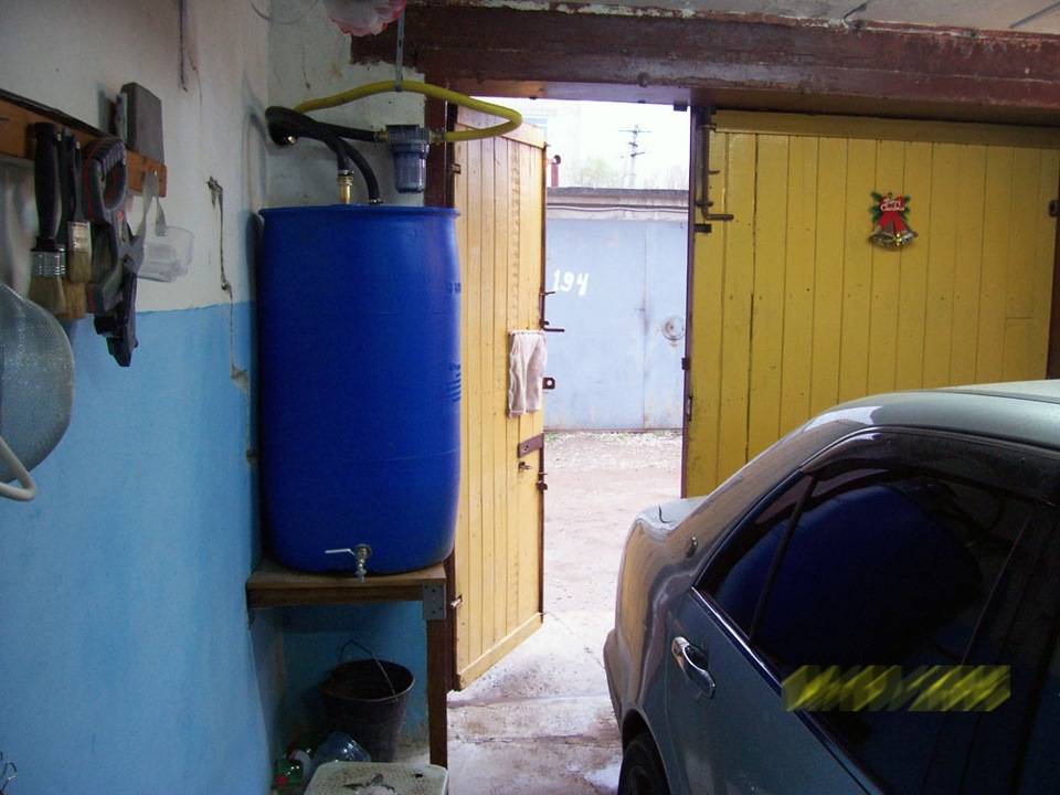 Воды мойки бочки. Бак для воды в гараж. Ёмкость для сбора дождевой воды в гараже. Ёмкость для автомойки. Бочка для сбора воды в гараже.