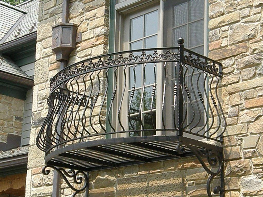 Кованые балконы — уникальный декор перил дома (фото)