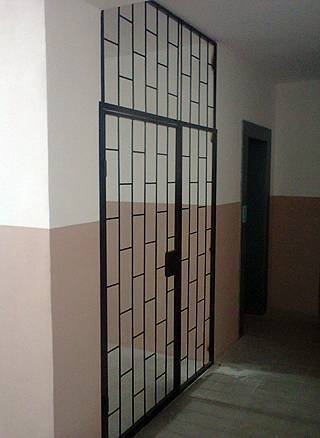 Тамбурная дверь на лестничную площадку: установка и закон