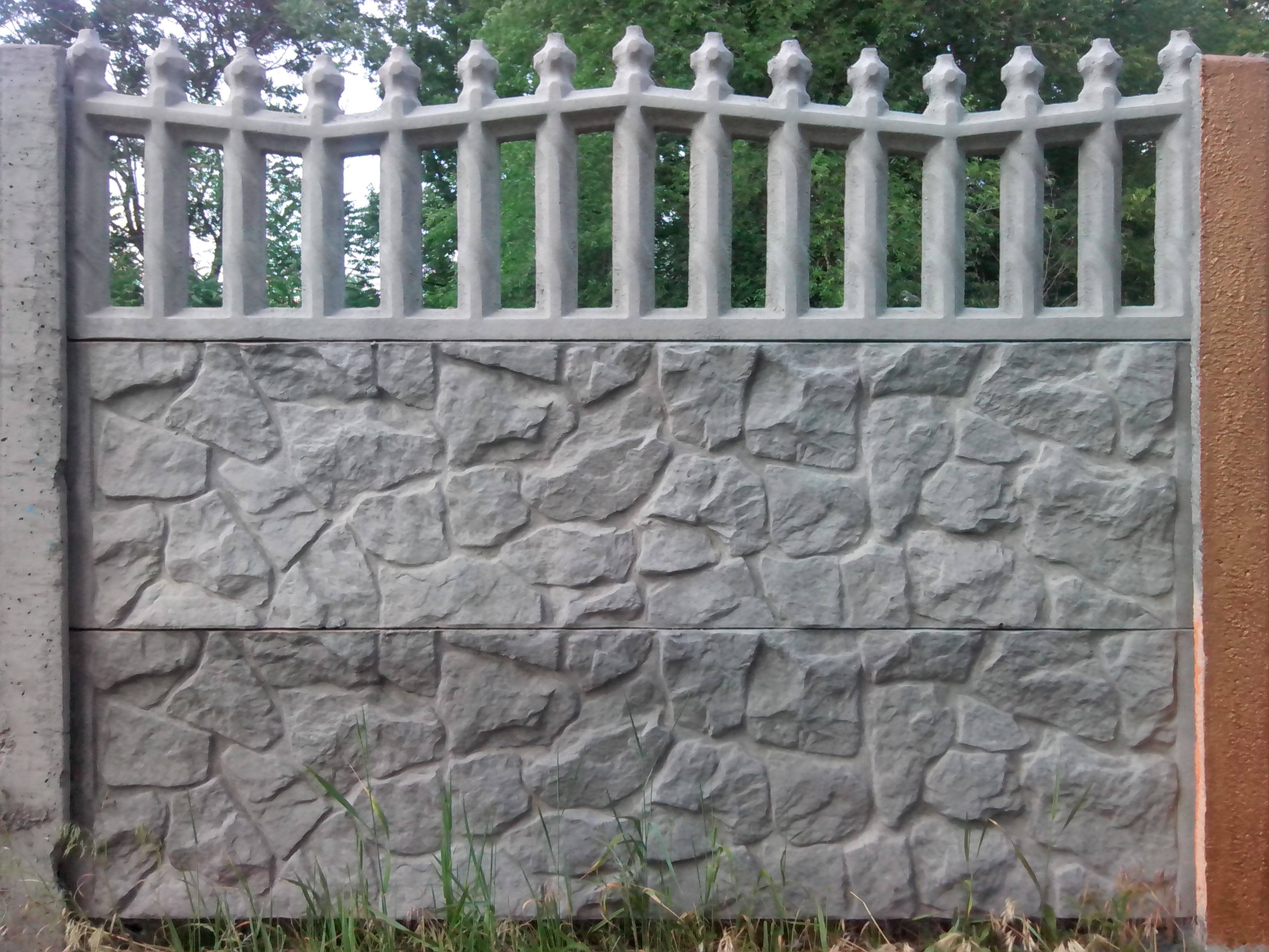 Забор из бетонных панелей: виды и конструкция железобетонных ограждений, монтаж бетонных плит