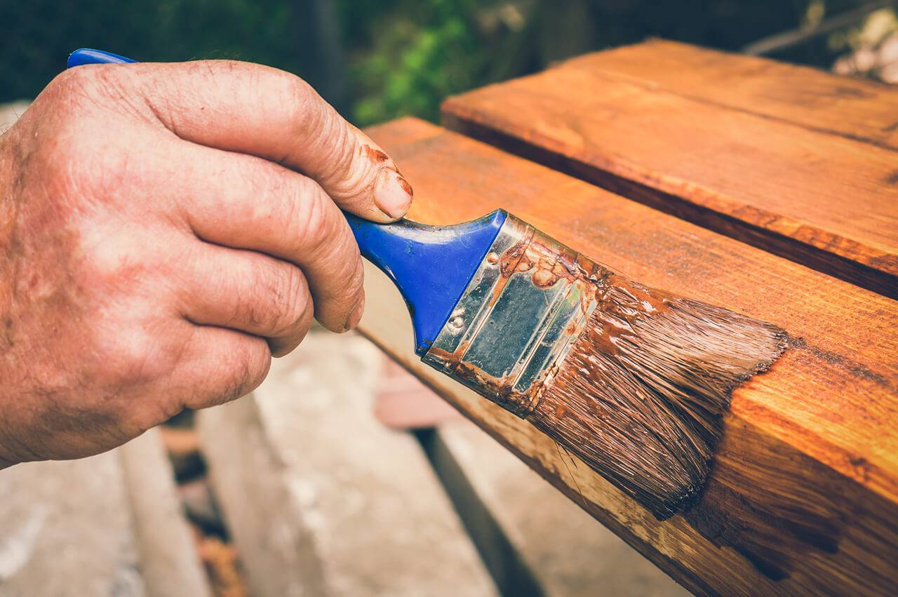 Чем обработать деревянный забор: методы защиты от гниения и покраска