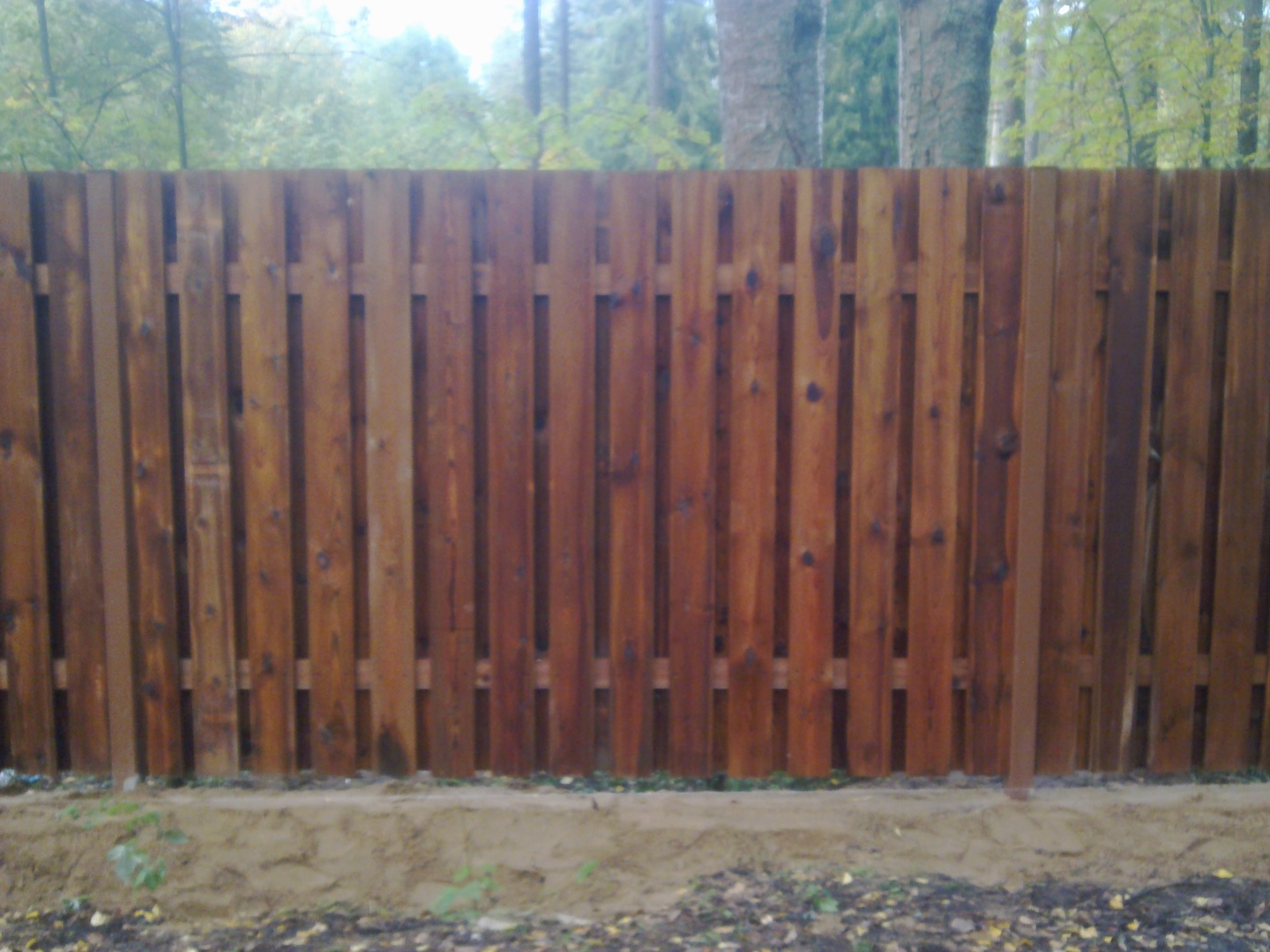 Деревянный горизонтальный забор своими руками