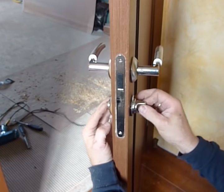 Установка дверной ручки: врезной с замком, с магнитным, на дверях купе