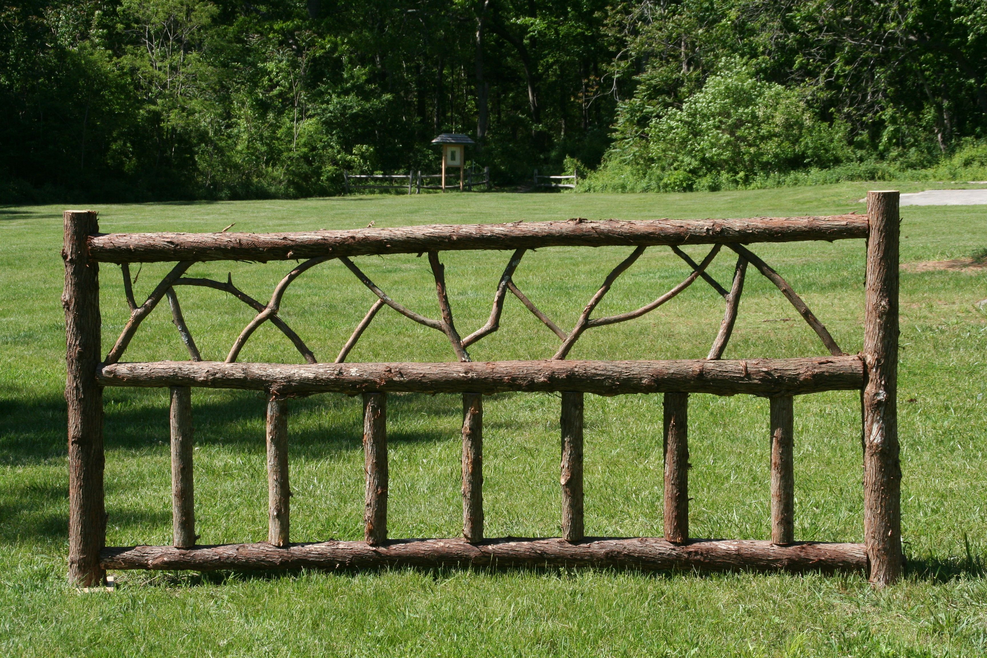 Декоративный забор из жердей