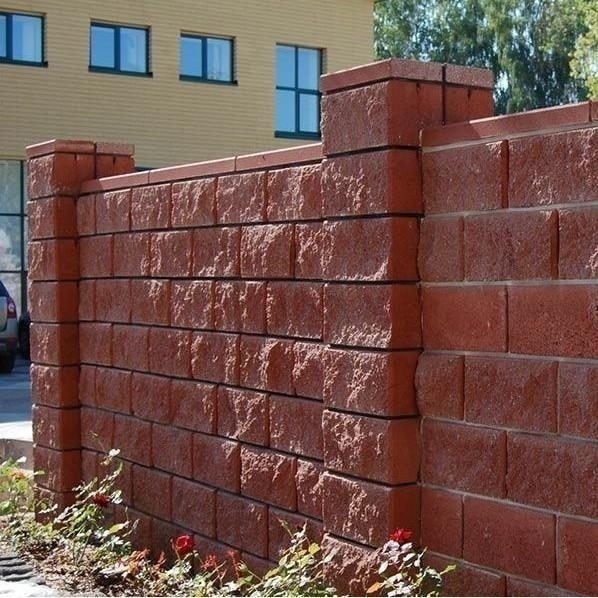 Забор из блоков рваный камень – имитация средневековья