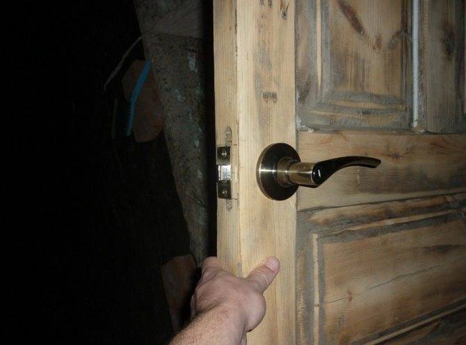 Как установить дверную ручку на входную дверь дома собственноручно