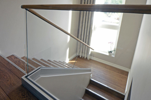 Как сделать красивые и прочные стеклянные ограждения для лестницы в своем доме?