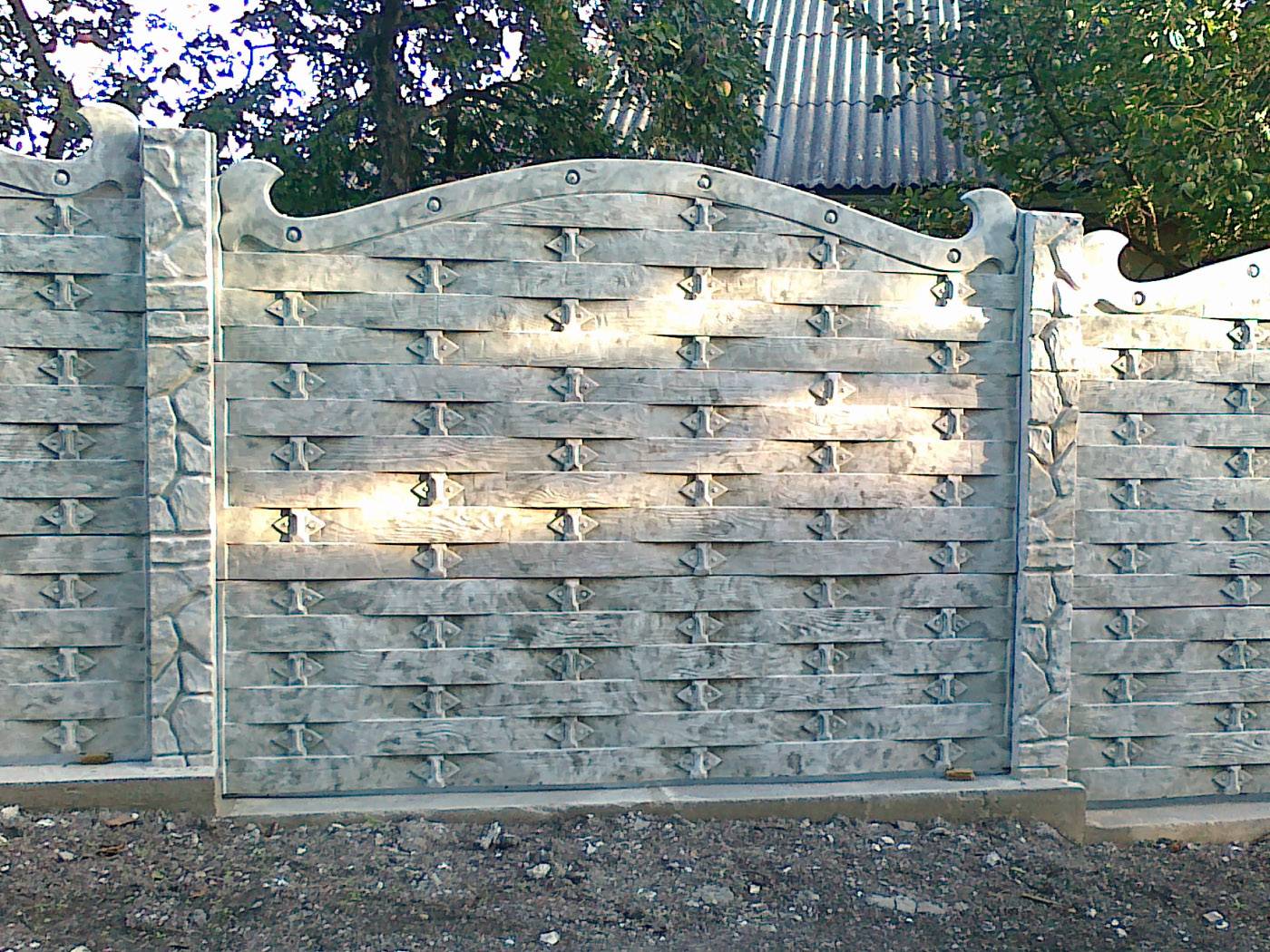 Как сделать бетонный забор своими руками: установка и монтаж ограждений