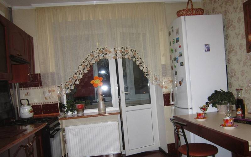 Подбор занавесок на кухню с балконной дверью