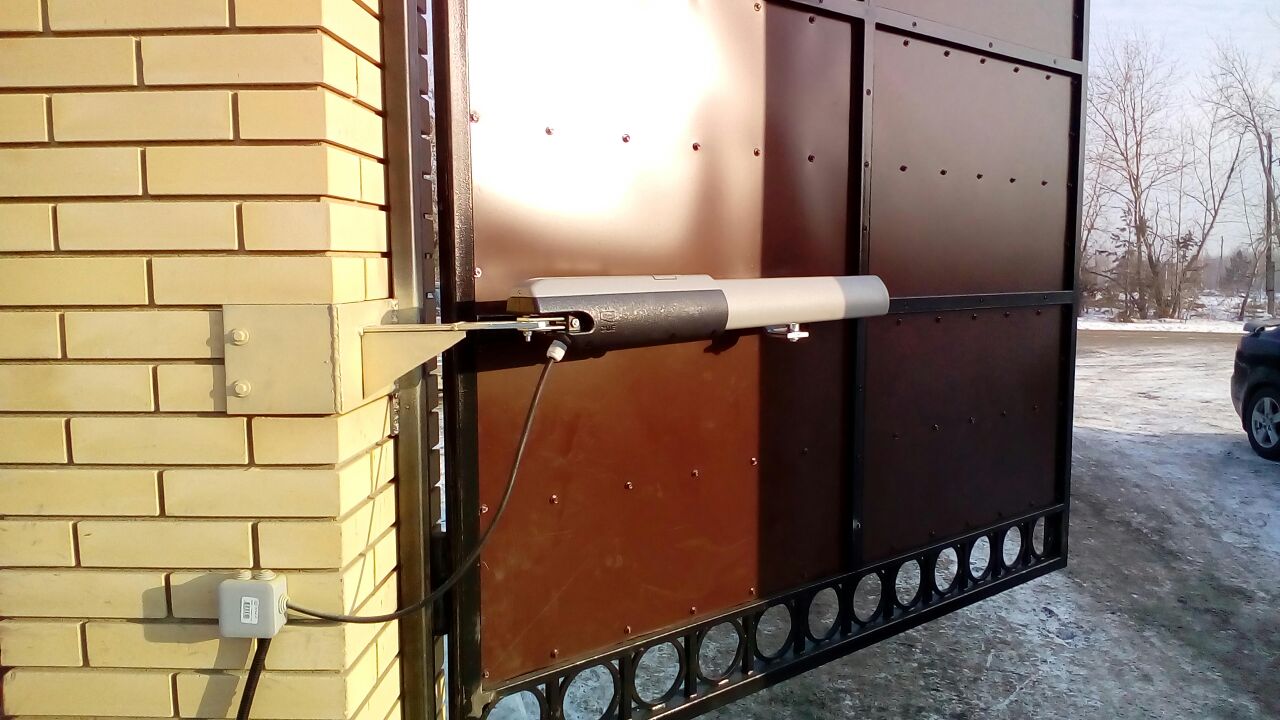 Как сделать распашные ворота с электроприводом своими руками