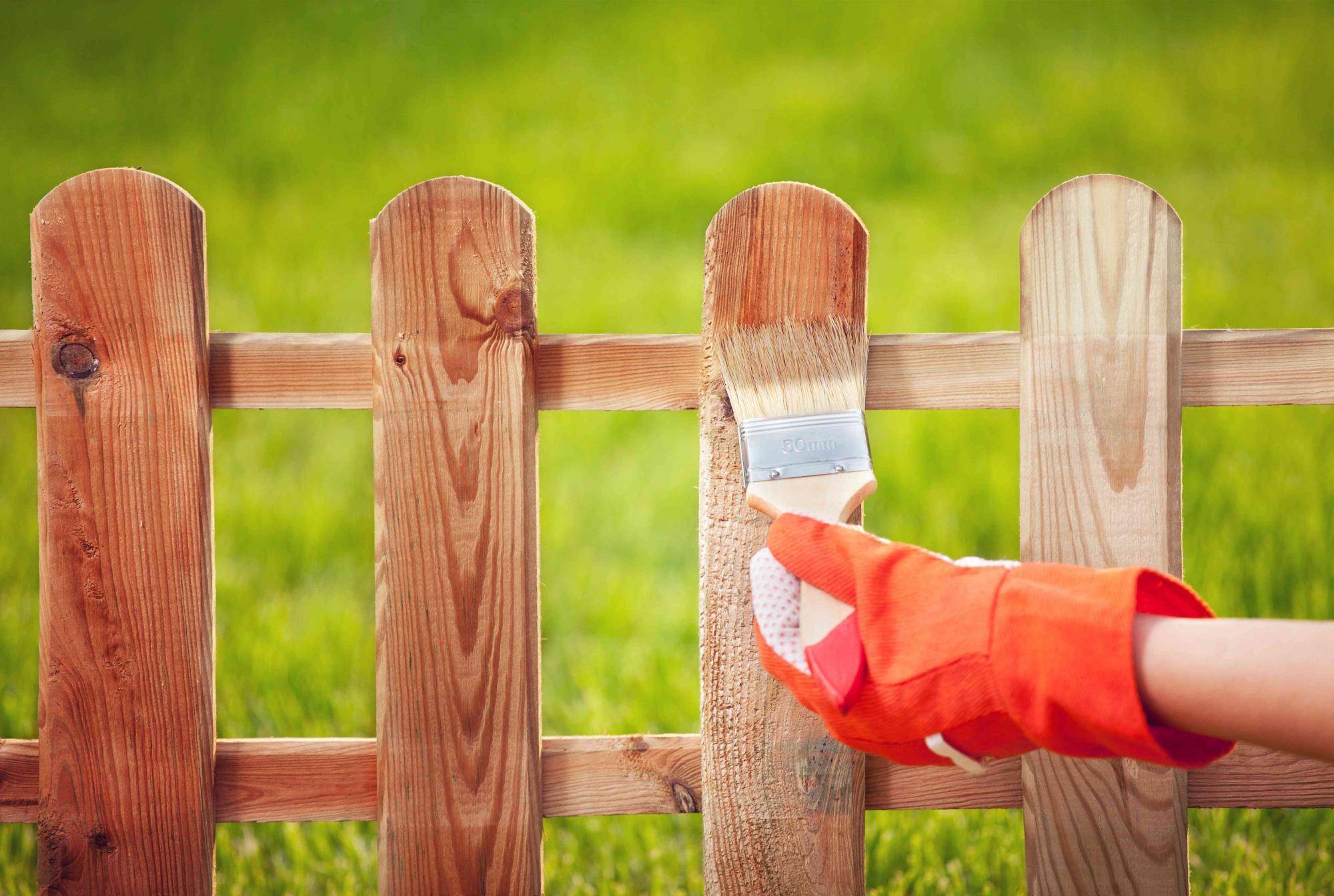Чем обработать деревянный забор от гниения и влаги: покрыть, пропитать для долговечности на улице