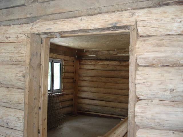 Установка входной и межкомнатных дверей в бане из сруба