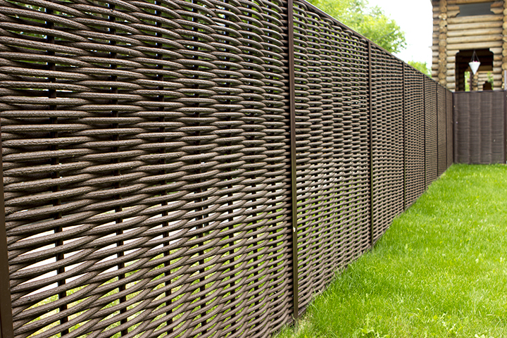 Горизонтальный плетеный забор из досок – технология изготовления: обзор +видео