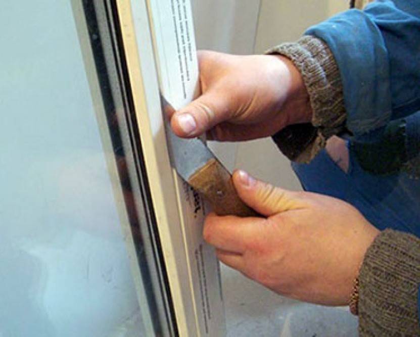 Как открыть пластиковую балконную дверь снаружи без повреждения