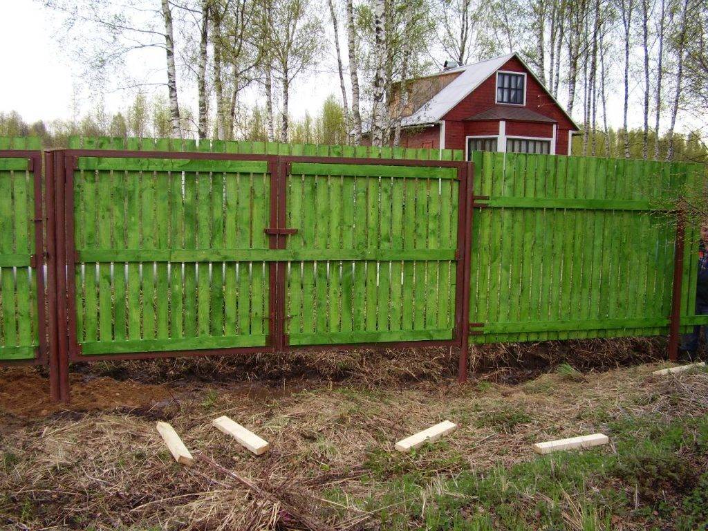 Какой забор лучше поставить в частный дом: топ-10 вариантов для загородного участка