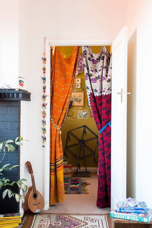 Декоративные шторы в дверной проем своими руками: идеи и способы