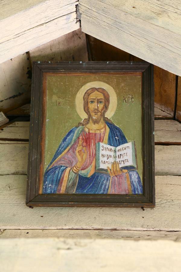 Какие иконы вешают над входной дверью: размещение их дома, главные иконы для христианина