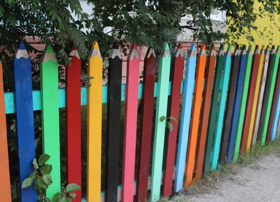 Как и чем лучше красить металлический забор?