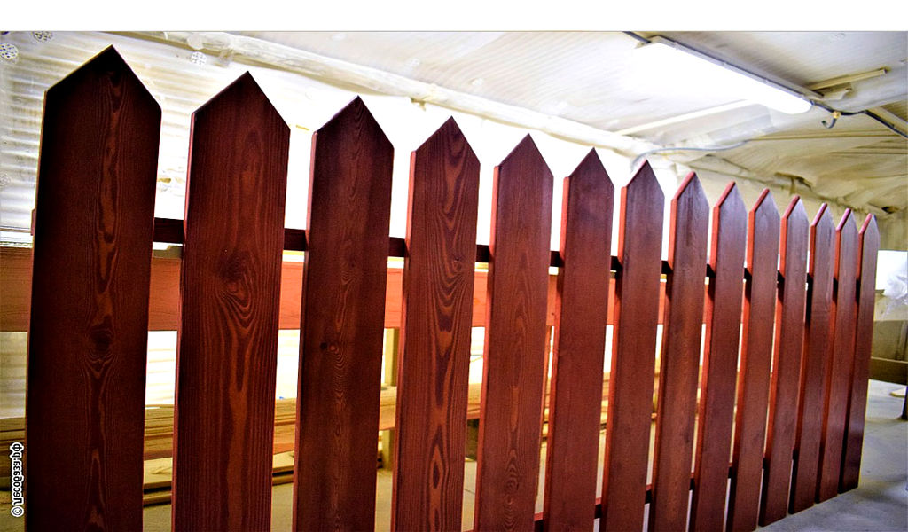 Чем покрасить деревянный забор надолго: пропитка для долговечности