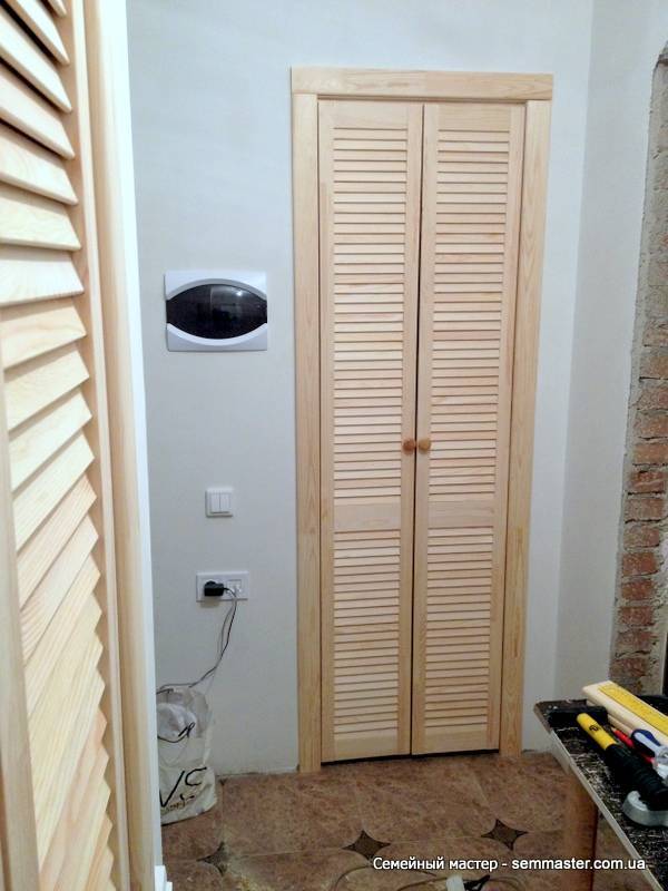 Деревянные жалюзийные двери – оригинальное решение для вашего дома