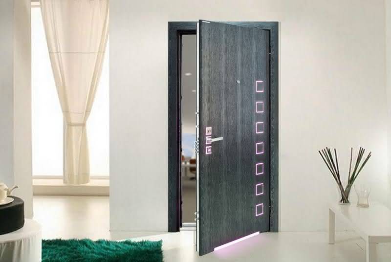 Входные двери со стеклопакетом: дань моде или практичное решение?