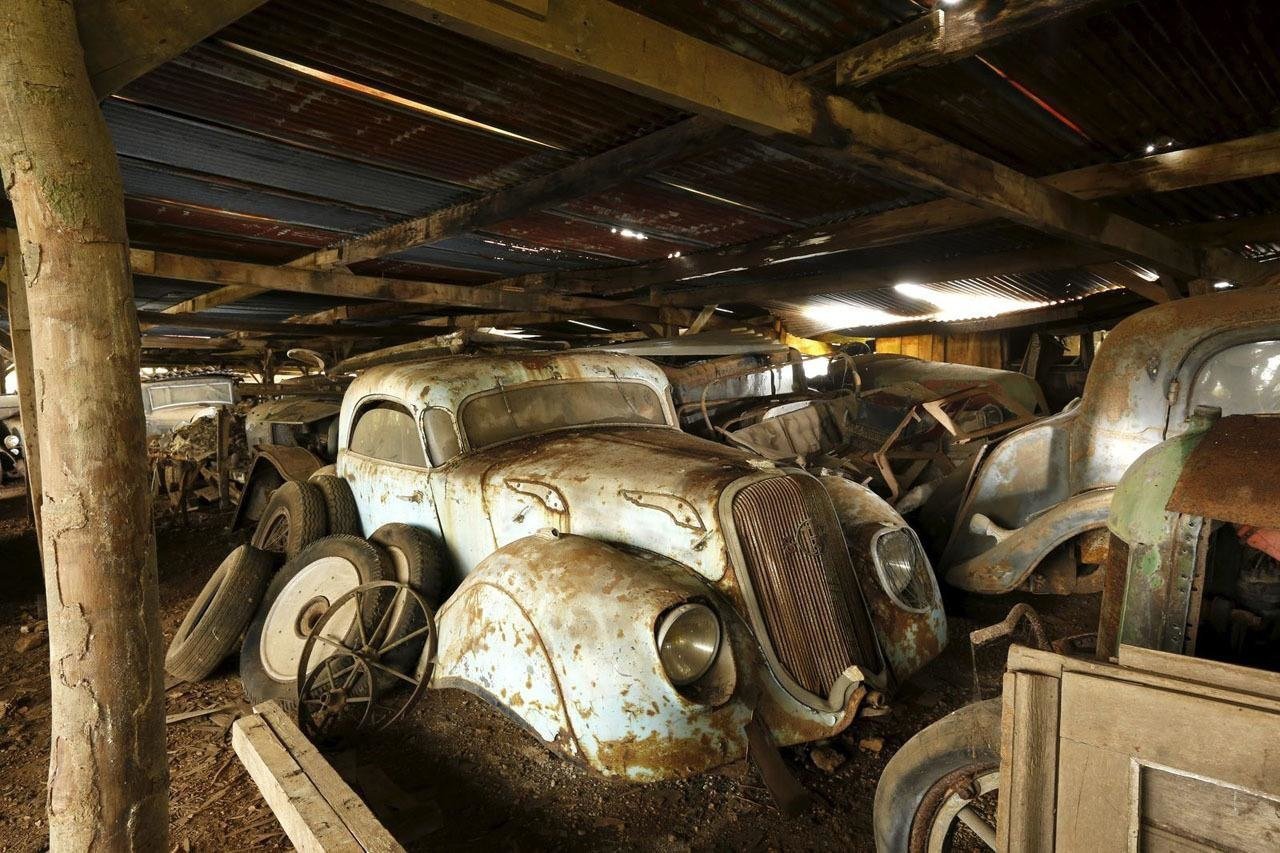Что лежит в старых гаражах