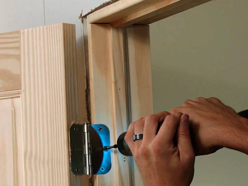 Установка входных деревянных дверей своими руками: особенности монтажа