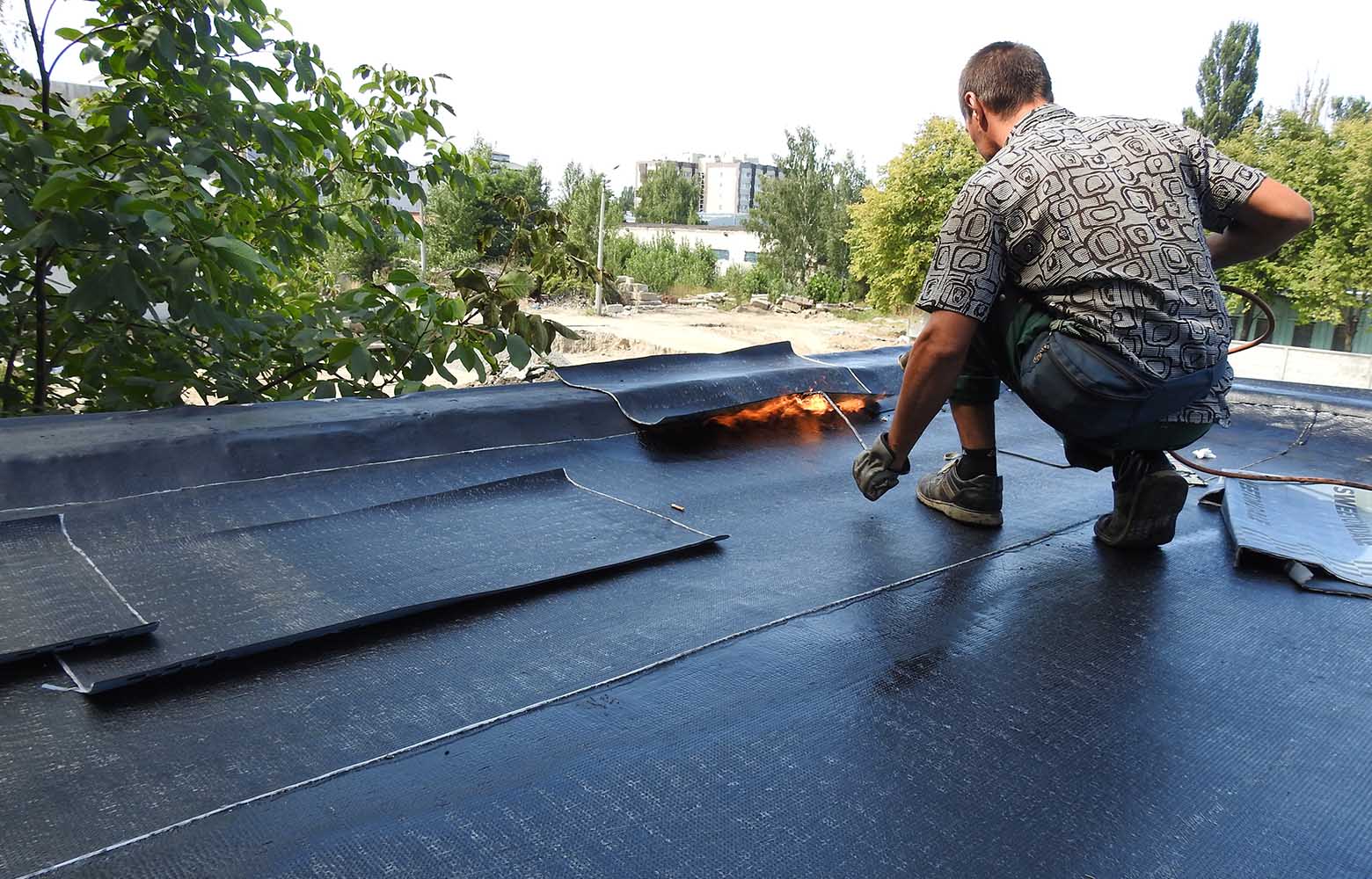 Как перекрыть крышу гаража рубероидом - технология работы