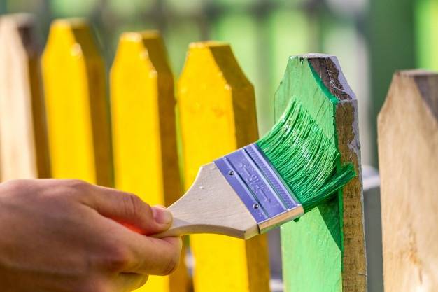 Чем лучше покрасить забор из дерева — лаки, антисептики, пропитки
