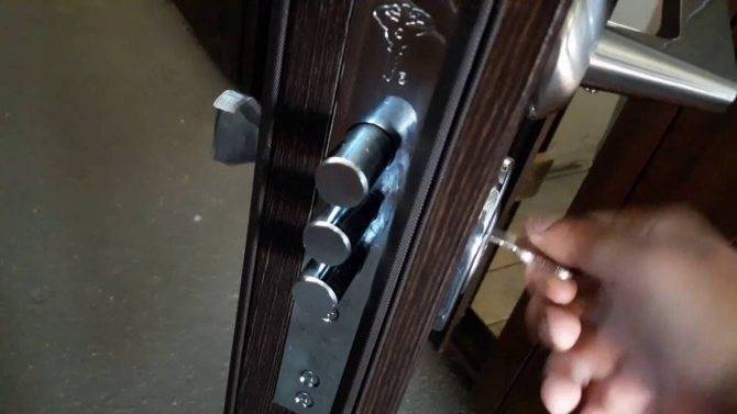 Как открыть дверь без ключа - вскрыть замок