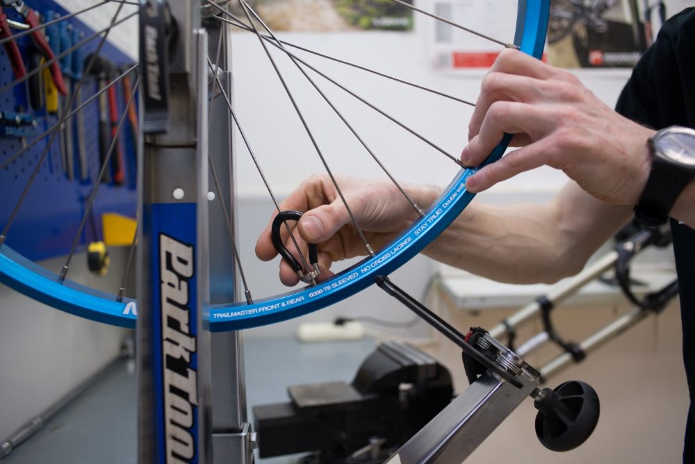 Как делается исправление восьмерки на велосипеде своими руками