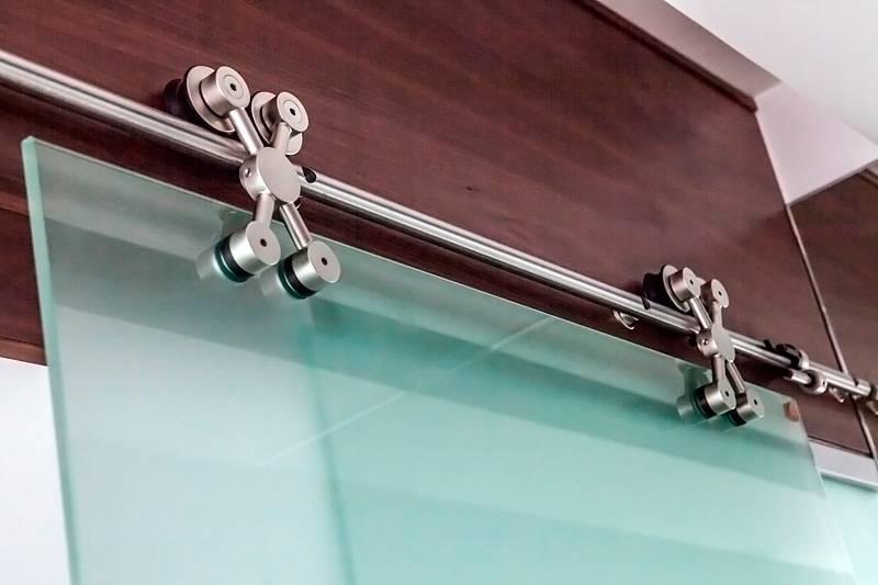Фурнитура для раздвижных стеклянных дверей: ручки, направляющие, навесы и петли
