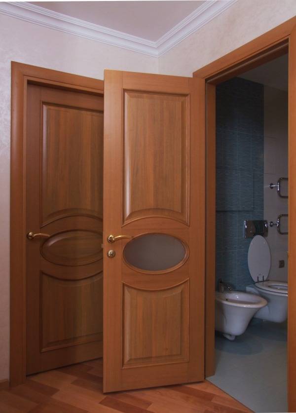 Какую дверь выбрать для ванной и туалета