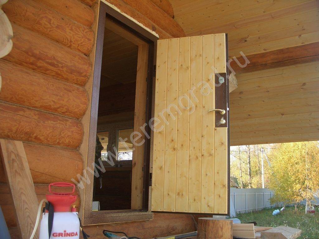 Установка и утепление входной двери в деревянном доме из бруса
