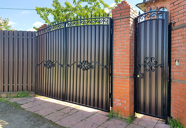 Какие ворота выбрать для частного дома?